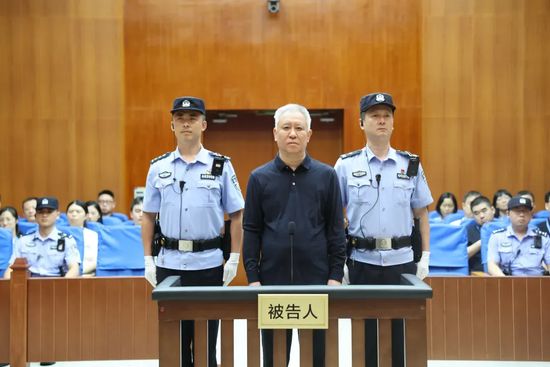 前恒大员工谈许家印：非常抽象还很爱演，把球员召集到草坪聊天就为摆拍